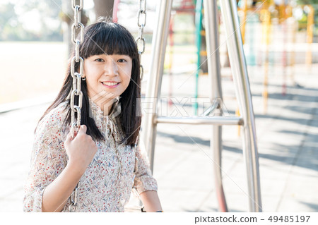 在公園裡一個接一個。 在公園裡一個接一個。 49485197