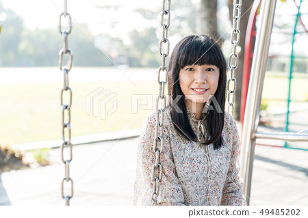 在公園裡一個接一個。 在公園裡一個接一個。 49485202
