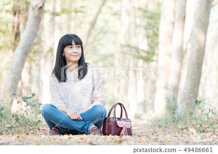 一棵樹在森林裡。林木品種。 49486661