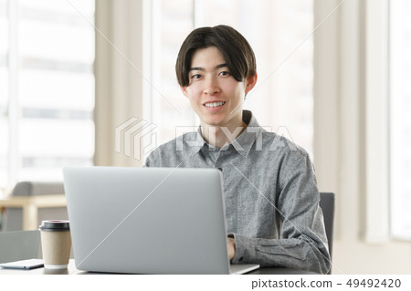 自由職業者工程師在個人電腦上工作 49492420