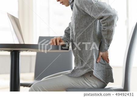 A man who hurts his back with computer work 49492431