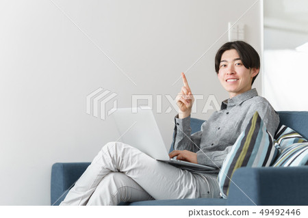 自由職業者工程師做指向姿勢 自由職業者工程師做指向姿勢 49492446