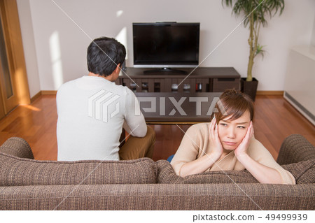 Men and women relaxing on the couch (angry) 49499939