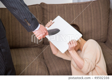 男性用刀和受害者的女人 男性用刀和受害者的女人 49502108