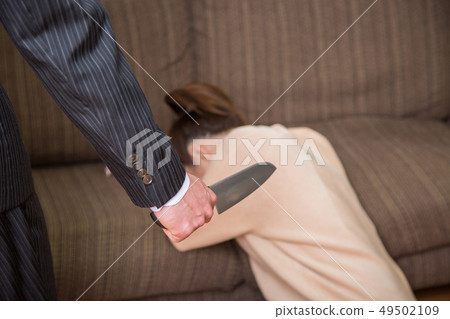 男性用刀和受害者的女人 男性用刀和受害者的女人 49502109