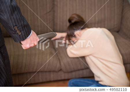 男性用刀和受害者的女人 男性用刀和受害者的女人 49502110