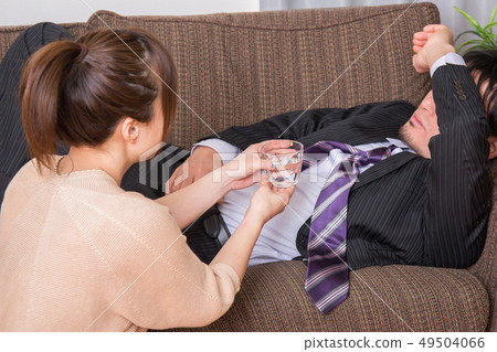 妻子給醉酒的丈夫喝水 妻子給醉酒的丈夫喝水 49504066