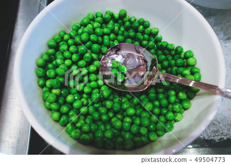 Fresh green peas in a bowl Fresh green peas in a bowl 49504773