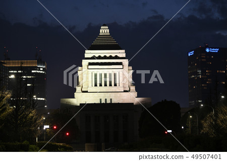 日本東京城市景觀俯瞰國民議會大樓（紅燈） 49507401