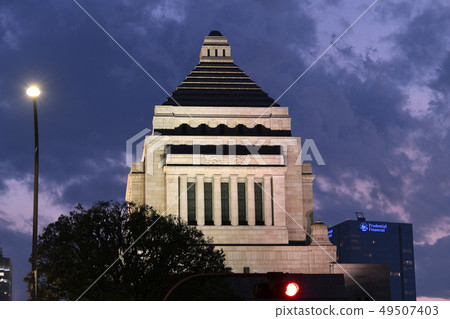 日本東京城市景觀俯瞰國民議會大樓（紅燈） 49507403