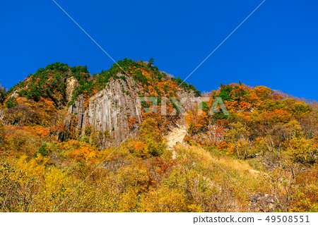 秋葉和藍天 秋山村 照片素材 圖片 圖庫