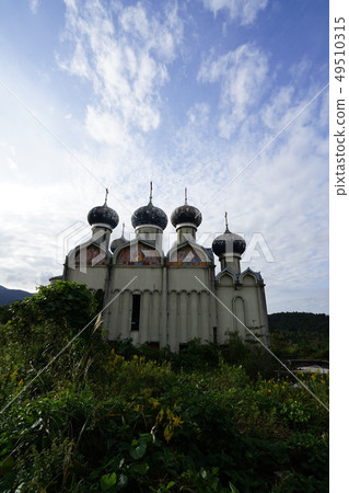 在教會前面垂直射擊之外的被放棄的新潟俄羅斯村莊 49510315