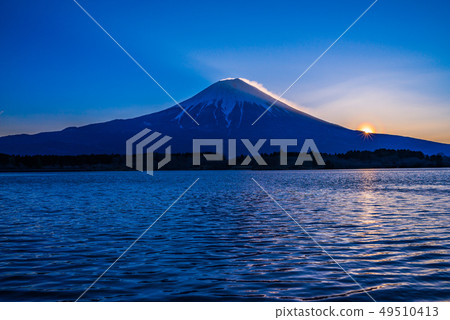 （靜岡縣）Lake Tanuki，富士山花粉光環的黎明 49510413
