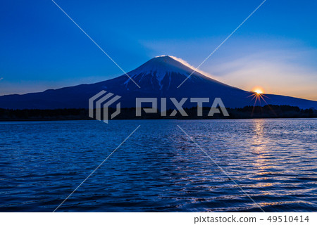 (Shizuoka Prefecture) Lake Tanuki, the dawn of Mount Fuji Pollen light ring 49510414