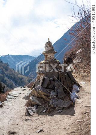 珠穆朗瑪峰路從Tamboce到Pamboce的道路上的一座寶塔 珠穆朗瑪峰路從Tamboce到Pamboce的道路上的一座寶塔 49513991