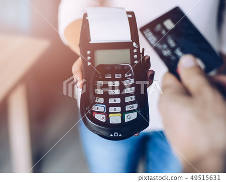 Man paying with contactless credit card for coffee 49515631