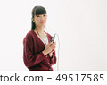 一個女人聽音樂 49517585