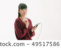 一個女人聽音樂 49517586