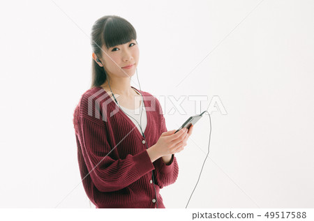一個女人聽音樂 49517588
