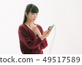 一個女人聽音樂 49517589