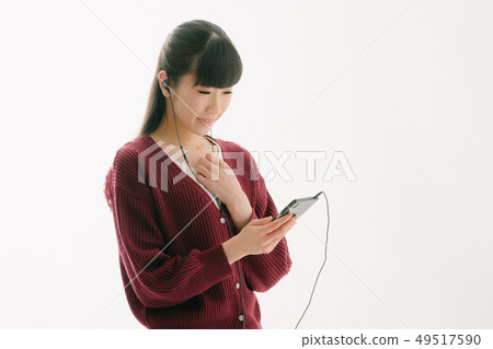 一個女人聽音樂 49517590