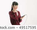 一個女人聽音樂 49517595