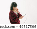 一個女人聽音樂 49517596