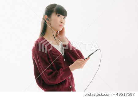 一個女人聽音樂 49517597