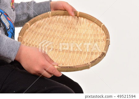 Colander and hand 49521594