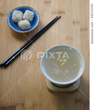 韓國傳統飲料sikye和餃子 韓國傳統飲料sikye和餃子 49524395