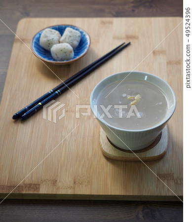 韓國傳統飲料sikye和餃子 韓國傳統飲料sikye和餃子 49524396