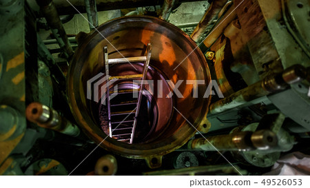Main engine of super tanker is overhauled 49526053
