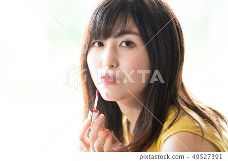 A woman to make up 49527391