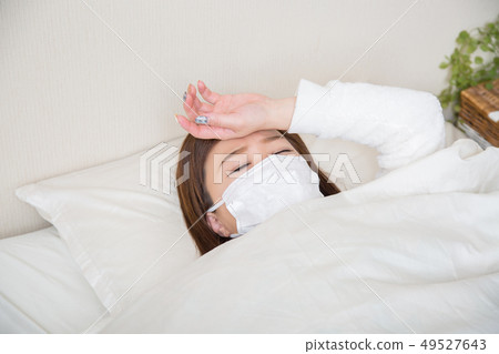 女人患頭痛和發燒 女人患頭痛和發燒 49527643