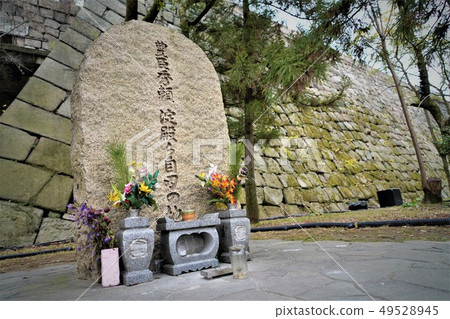 Osaka castle Toyotomi Hidemitsu and Yodo from late winter in Osaka Monument of self-edged ground Osaka castle Toyotomi Hidemitsu and Yodo from late winter in Osaka Monument of self-edged ground 49528945
