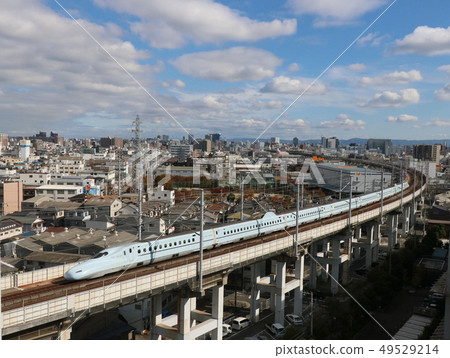 到達新大阪站前的“瑞穗” 到達新大阪站前的“瑞穗” 49529214