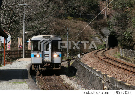 Series 1000 trains stopping at Tsubojiri Station Series 1000 trains stopping at Tsubojiri Station 49532035