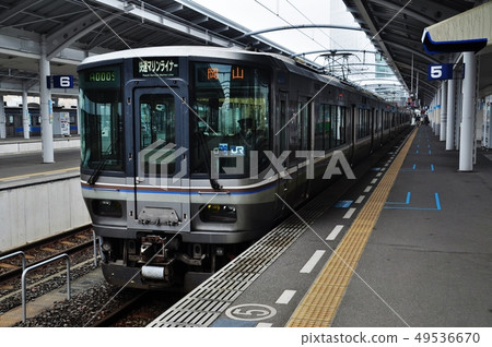 在高松站停靠的高速船用襯裡（223系列5000系列） 49536670