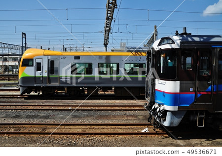 8600系列和Kiha 185系列被拘留在Matsuyama駕駛站 49536671