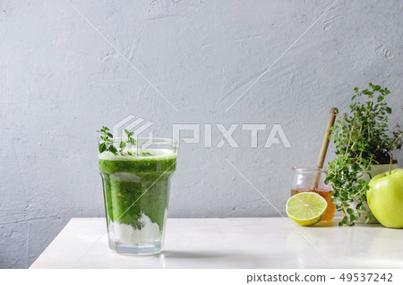 Green spinach apple smoothie Green spinach apple smoothie 49537242