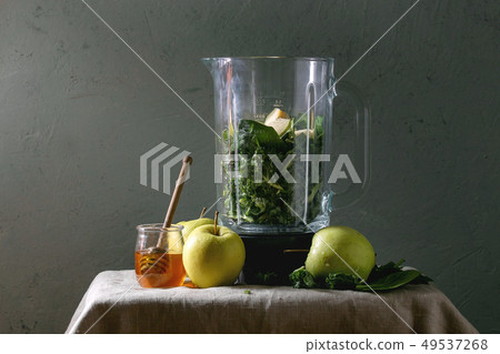 Green spinach apple smoothie Green spinach apple smoothie 49537268