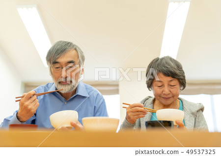 Senior couple 49537325