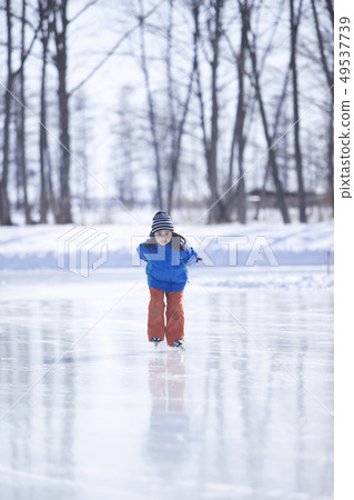 Girls to skate 49537739