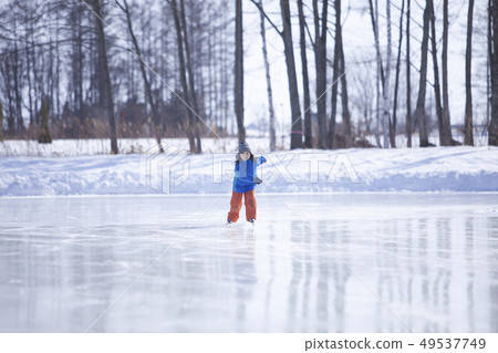 Girls to skate 49537749