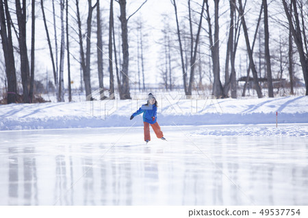 Girls to skate 49537754