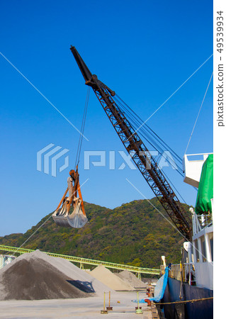 在港口的船舶沙子電鏟土木工程工作 在港口的船舶沙子電鏟土木工程工作 49539934