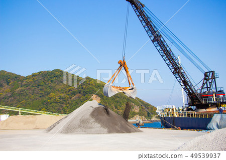 在港口的船舶沙子電鏟土木工程工作 在港口的船舶沙子電鏟土木工程工作 49539937