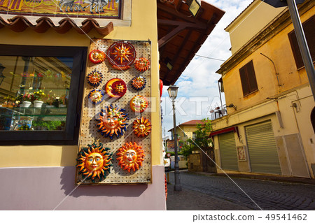 商店入口處的街頭商店。 商店入口處的街頭商店。 49541462