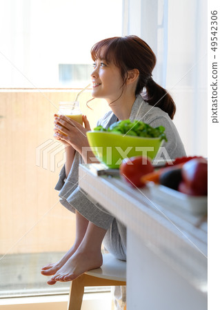 Female Kitchen Smoothie 49542306