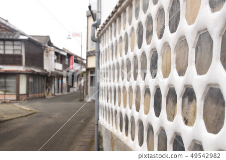 The townscape of the white wall of Hinagu Onsen The townscape of the white wall of Hinagu Onsen 49542982